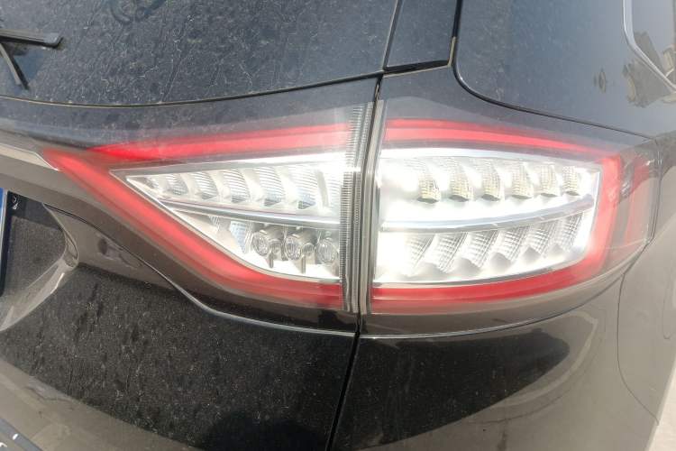 Used Ford Edge 2015 2.0T GTDi Two-Wheel-Drive High-Line Version