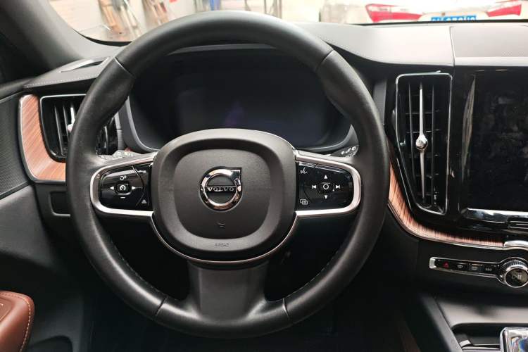 Used Volvo XC60 2023 B5 4x4 Smart Luxury Edition

