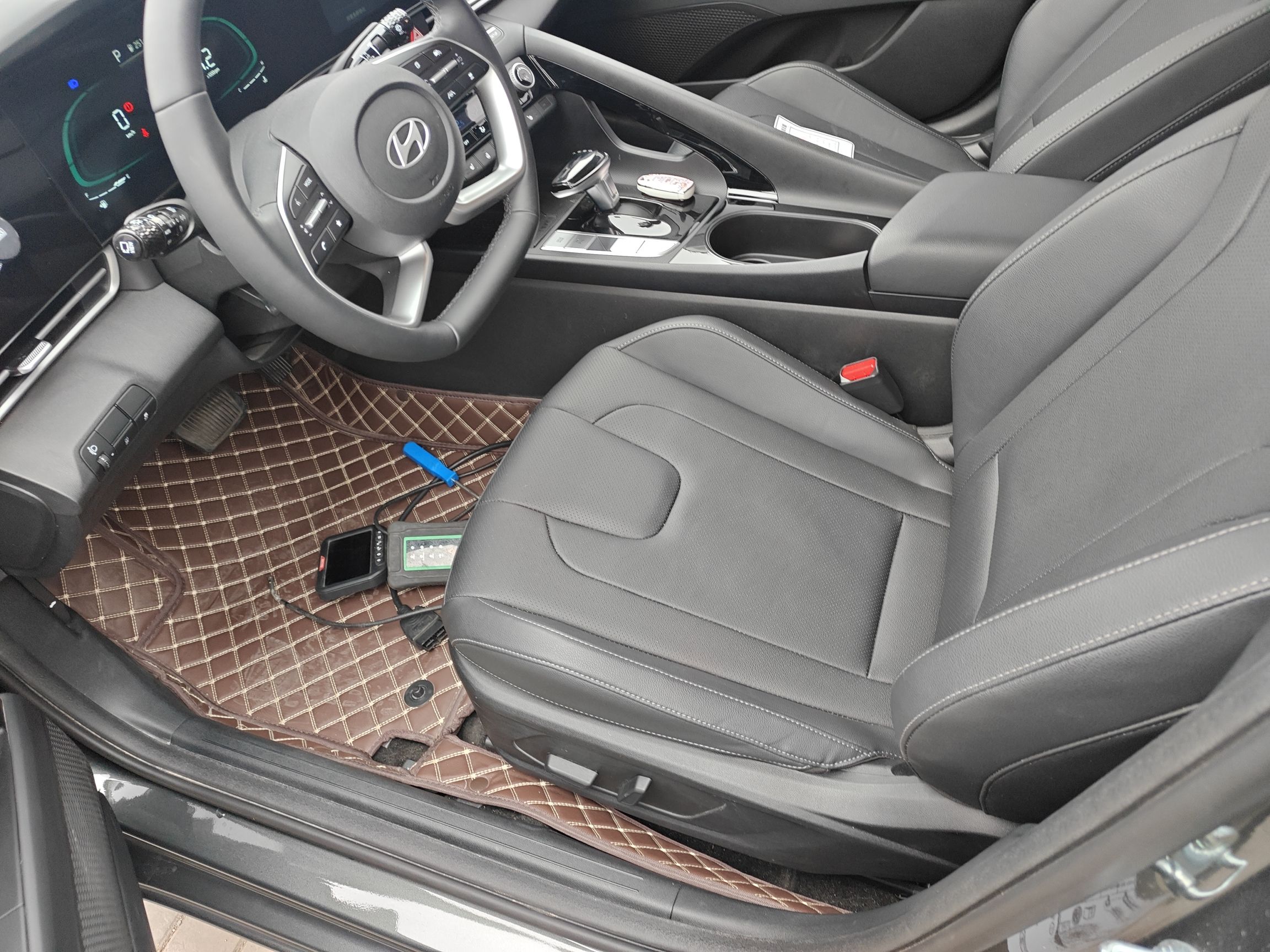 المقاعد الأمامية داخل السيارة