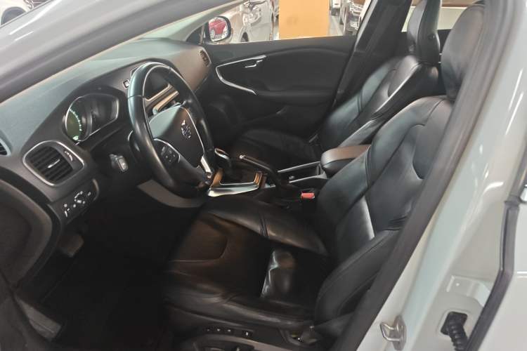 Used Volvo V40 2014 2.0T Zhiya Edition
