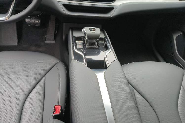 Used Hongqi E-QM5 2024 450km Range Commuter Version
