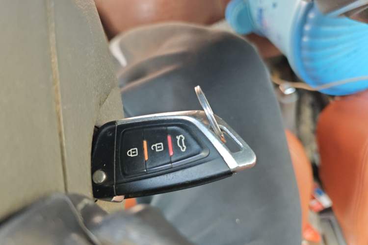 Used SAIC MAXUS Xintu V80 2016 2.5T Manual Aoyuntong National V Short Wheelbase Low-Roof 6-Seater Vehicle Key