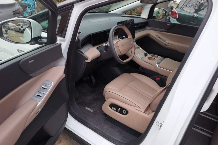 Used XPeng X9 2025 740 Ultra-Long Range Max
