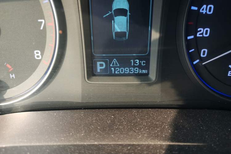 Used Hyundai Mistra 2014 1.8L Automatic Smart GLS Odometer Close Up