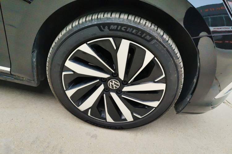 Used Volkswagen Passat 2024 380TSI Dragon Edition Right Front Wheel Hub