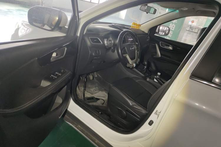 Used SWM X7 2016 1.8L Manual Luxury Edition 7 Seats Driver Seat