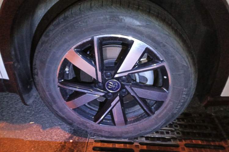 Used BYD Song Pro New Energy 2024 HONOR Edition DM-i 71KM Navigation Model Right Front Wheel Hub