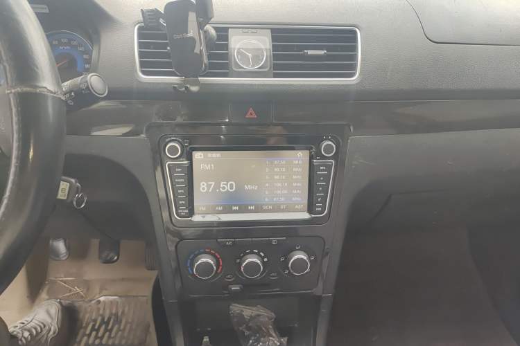 Used Dongfeng Fengon 360 2015 1.5L Manual Luxury 7-Seater China IV Standard Audio And AC Panel