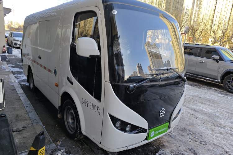 Used Guangtong Auto makeup Logistics Vehicle 2024 3.1T 2-Seater 4.99-Meter All-Electric Closed Cargo Van with 41.86 kWh