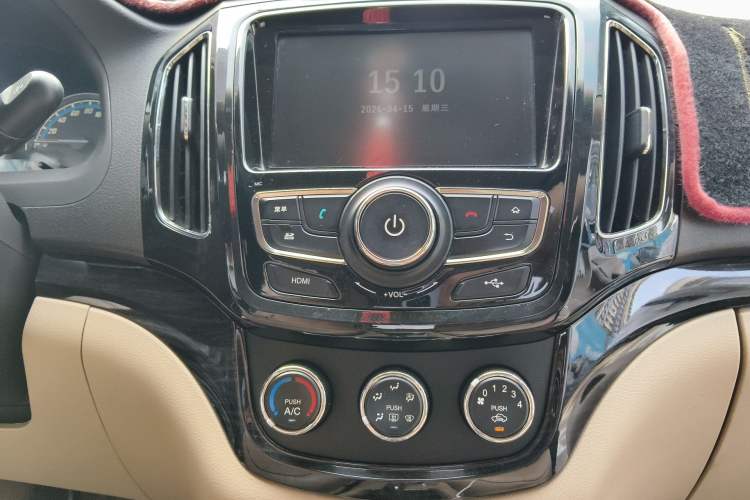 Used Baojun 730 2014 1.5L manual Comfort version 7 seats Audio And AC Panel