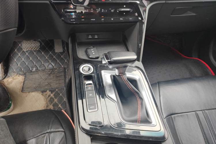 Used Baojun RC-6 2019 1.5T CVT Elite Version with 24-Hour Online Service Gear Lever