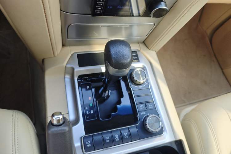 Used Toyota Land Cruiser 2015 4.6L V8 Middle East Limited Edition Gear Lever
