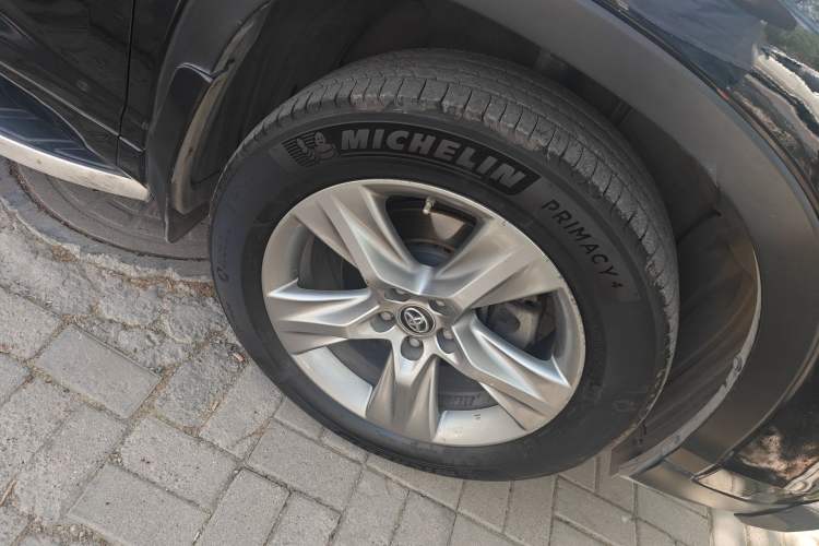 Used Toyota Highlander 2018 2.0T Four-Wheel Drive Luxury Edition 7 Seats China V Emission Standard Right Front Wheel Hub