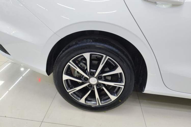 Used Geely Auto Emgrand 2026 Model 4th Generation 4 Millionth Anniversary Edition 1.5L CVT Feiyue Edition Right Rear Wheel Hub