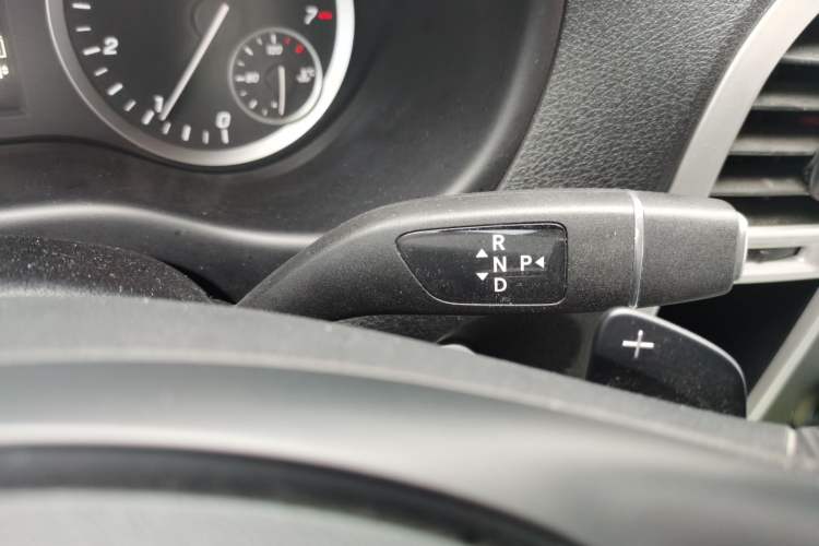 Used Mercedes-Benz Vito 2021 2.0T Elite Version 7 Seats Gear Lever