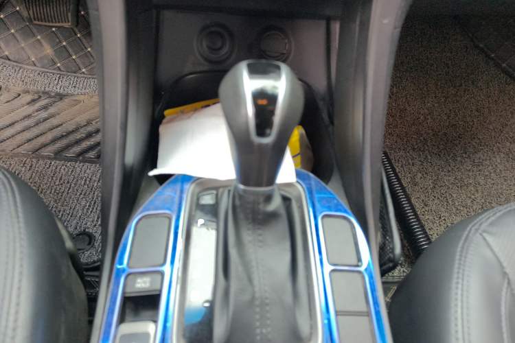 Used Hyundai Santa Fe 2015 2.0T Automatic Two-Wheel Drive Smart Version 5 Seats Gear Lever