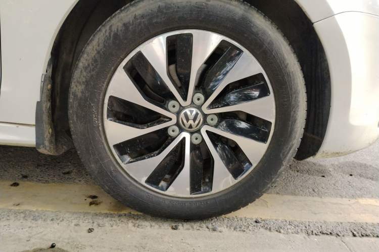 Used Volkswagen Sagitar 2014 1.4TSI BlueMotion Edition Right Front Wheel Hub