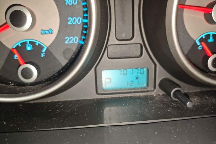 Used Buick Excelle 2013 1.5L Automatic Classic Model Odometer Close Up