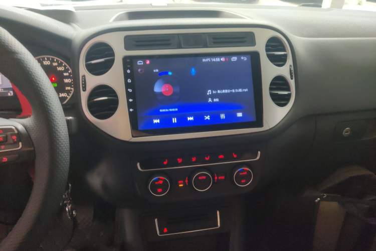 Used Volkswagen Tiguan 2013 2.0 TSI Automatic All-Wheel Drive Luxury Edition Audio And AC Panel