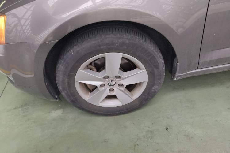 Used Skoda Octavia 2015 1.6L Manual Eado Edition Left Front Wheel Hub