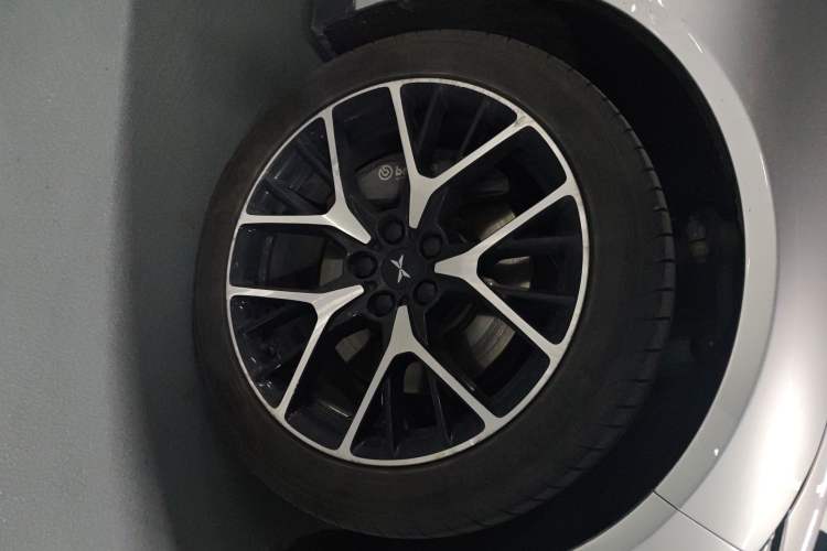 Used XPeng P7 2023 P7i 610 Max Performance Edition Right Front Wheel Hub