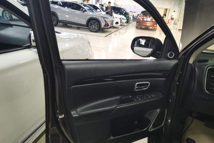 Used Mitsubishi Outlander 2017 2.0L Two-Wheel Drive Glory Edition 5 Seats
