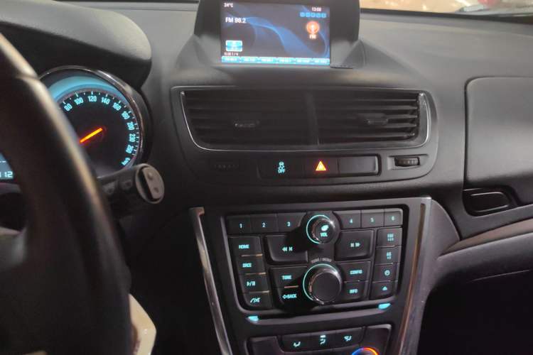 Used Buick Encore 2015 1.4T Automatic Two-Wheel Drive Urban Leading Model Audio And AC Panel