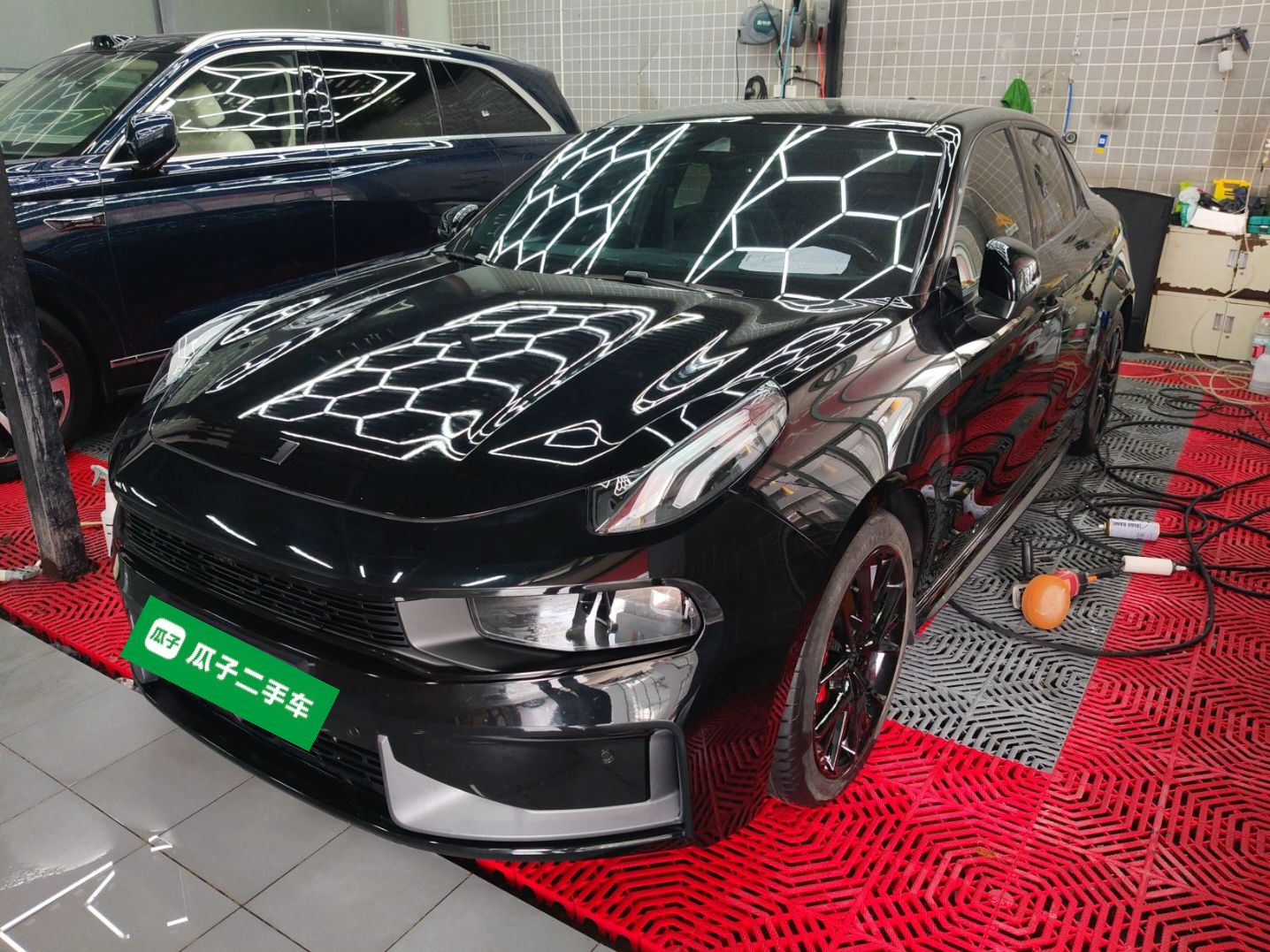 تحت مقدمة السيارة