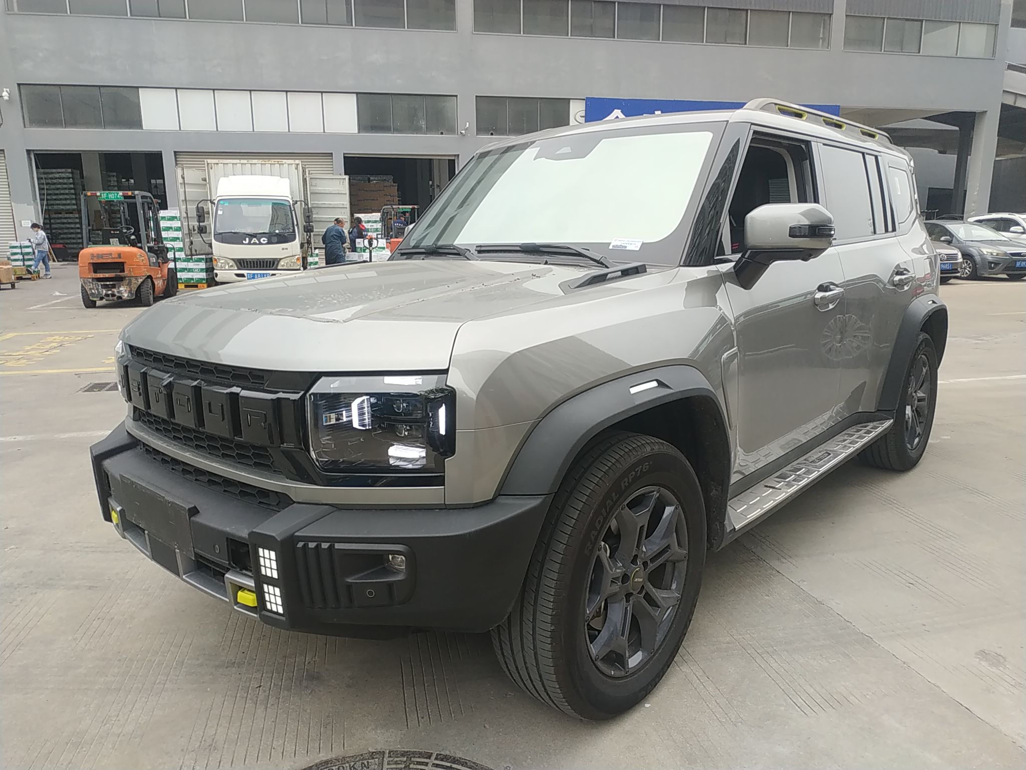 تحت مقدمة السيارة