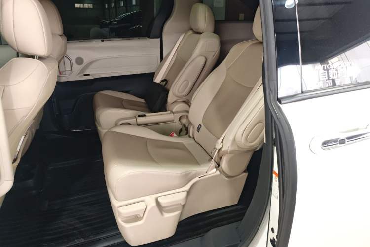 Used Toyota Granvia 2022 2.5L Hybrid Premium Edition