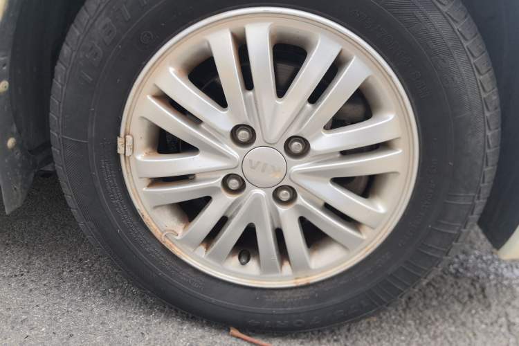 Used Kia K2 2012 Sedan 1.4L Automatic GLS Commemorative Edition Right Front Wheel Hub
