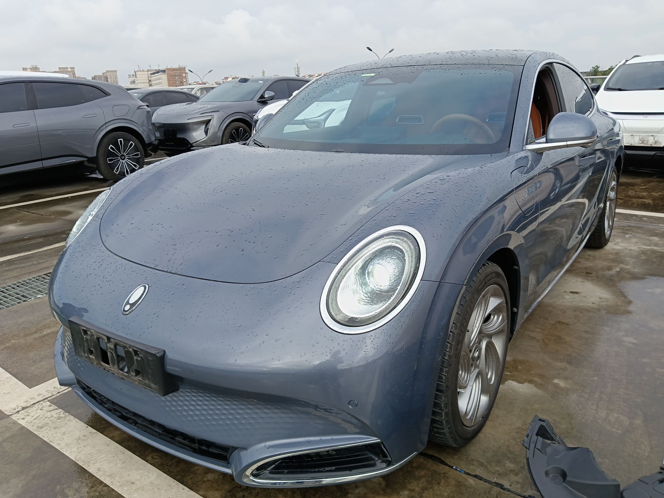 Под передней частью автомобиля