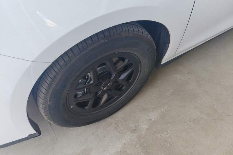 Used BYD Seal 05 DM-i 2025 DM-i Smart Drive 55KM Luxury Model Left Front Wheel Hub