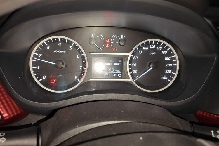 Used Nissan Lannia 2016 1.6L CVT Smart Cool Edition Odometer Close Up