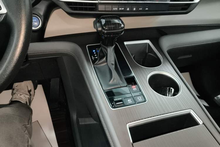 Used Toyota Granvia 2023 2.5L Hybrid Luxury Edition
