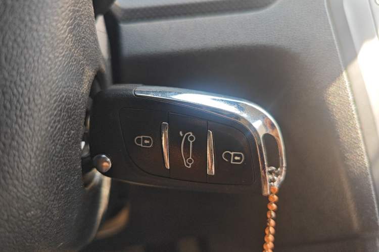 Used Volkswagen Jetta 2013 1.6L Automatic Fashion Model Vehicle Key