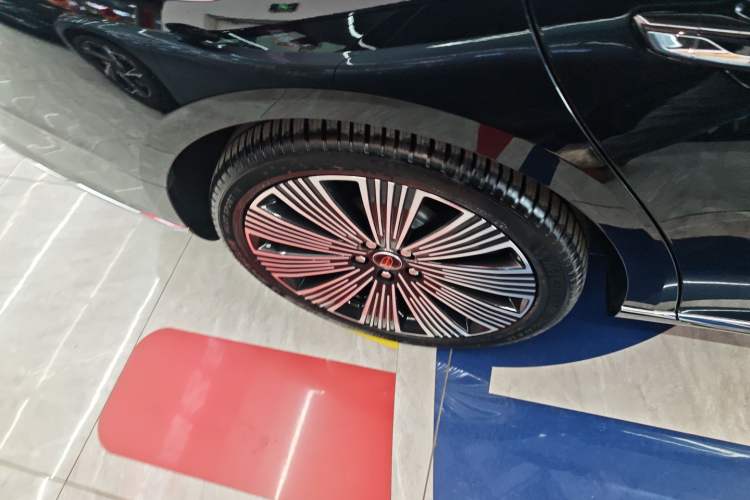 Used Hongqi H9 2025 Model Facelifted 2.0T Two-Wheel Drive Flag-Style Luxury Business Edition, 5 Seats