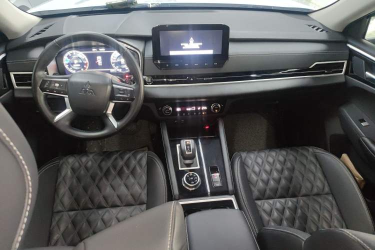 Used Mitsubishi Outlander 2023 1.5T CVT Four-Wheel Drive Prestige Edition 7 Seats Center Console