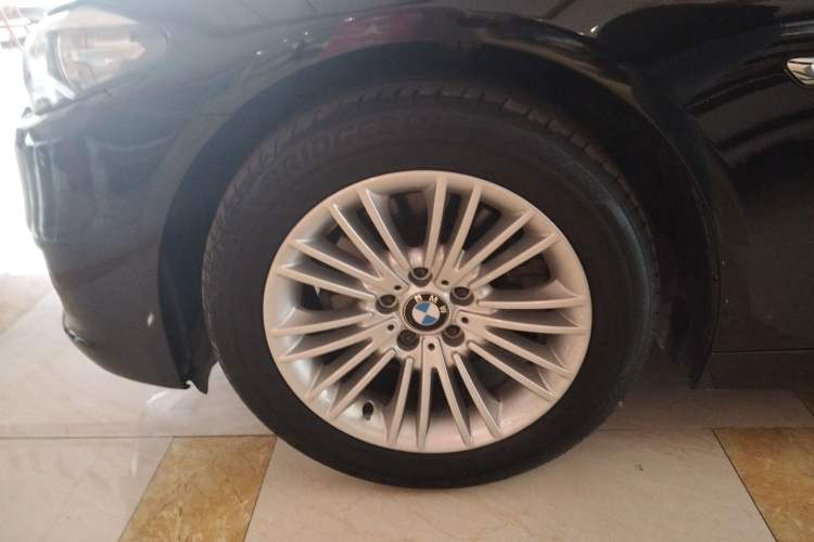 Used BMW 5 Series 2014 525Li Leading Model
