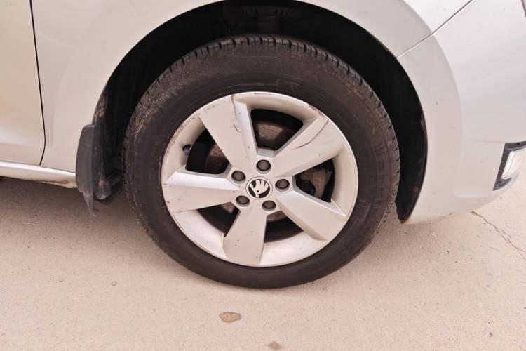 Used Skoda Rapid 2013 1.6L Manual Smart Selection Model Right Front Wheel Hub