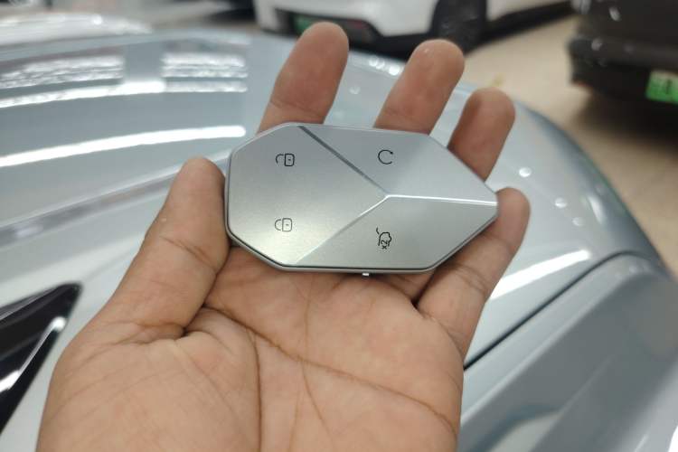 Used Formula Leopard Titanium 3 2025 501KM All-Wheel Drive Intelligent Driving Ultra Version Vehicle Key