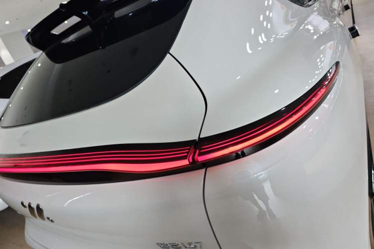 Used IM LS7 2023 90 kWh Elite All-Wheel-Drive Version