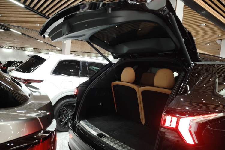 Used Lynk & Co 09 2021 2.0T Halo Six-Seater
