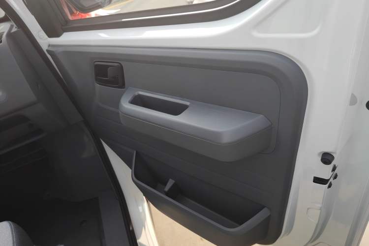 Used Wuling Yangguang 2024 300KM Comfort Version Passenger Van 75kW