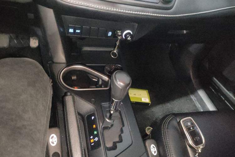 Used Toyota RAV4 2016 2.0L CVT Two-Wheel Drive Fashion Edition China V Standard