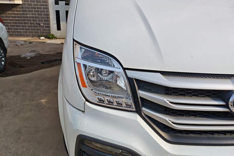 Used SAIC MAXUS Xintu V80 2018 2.5T 6-Speed Manual Aoyuntong Short Wheelbase Mid-Height 5-6 Seater