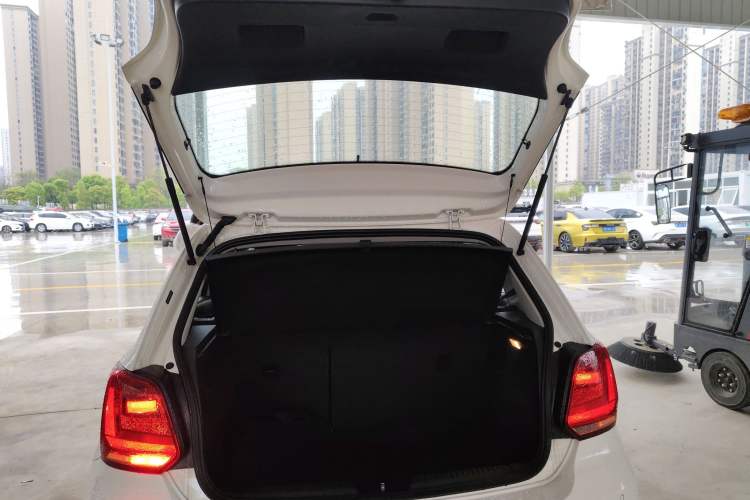 Used Volkswagen Polo 2016 1.6L Automatic Comfort Model Trunk