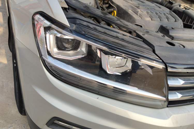 Used Volkswagen Tiguan L 2019 330TSI Automatic Two-Wheel Drive Panoramic Comfort Edition China V Standard Right Front Headlight