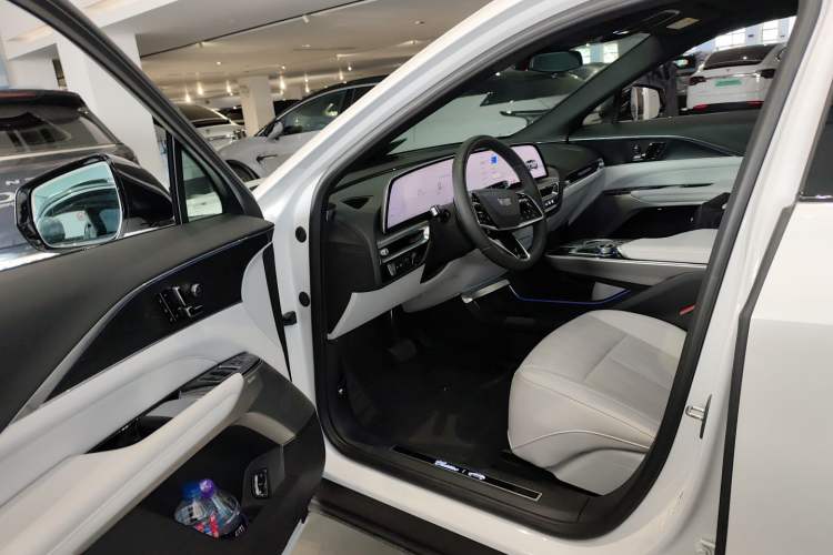 Used Cadillac LYRIQ 2024 Rear-Drive Standard Range Luxury Edition Driver Seat