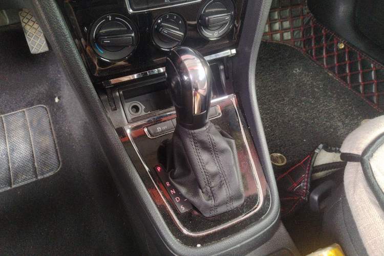 Used Volkswagen Bora 2014 1.6L Automatic Fashion Model Gear Lever
